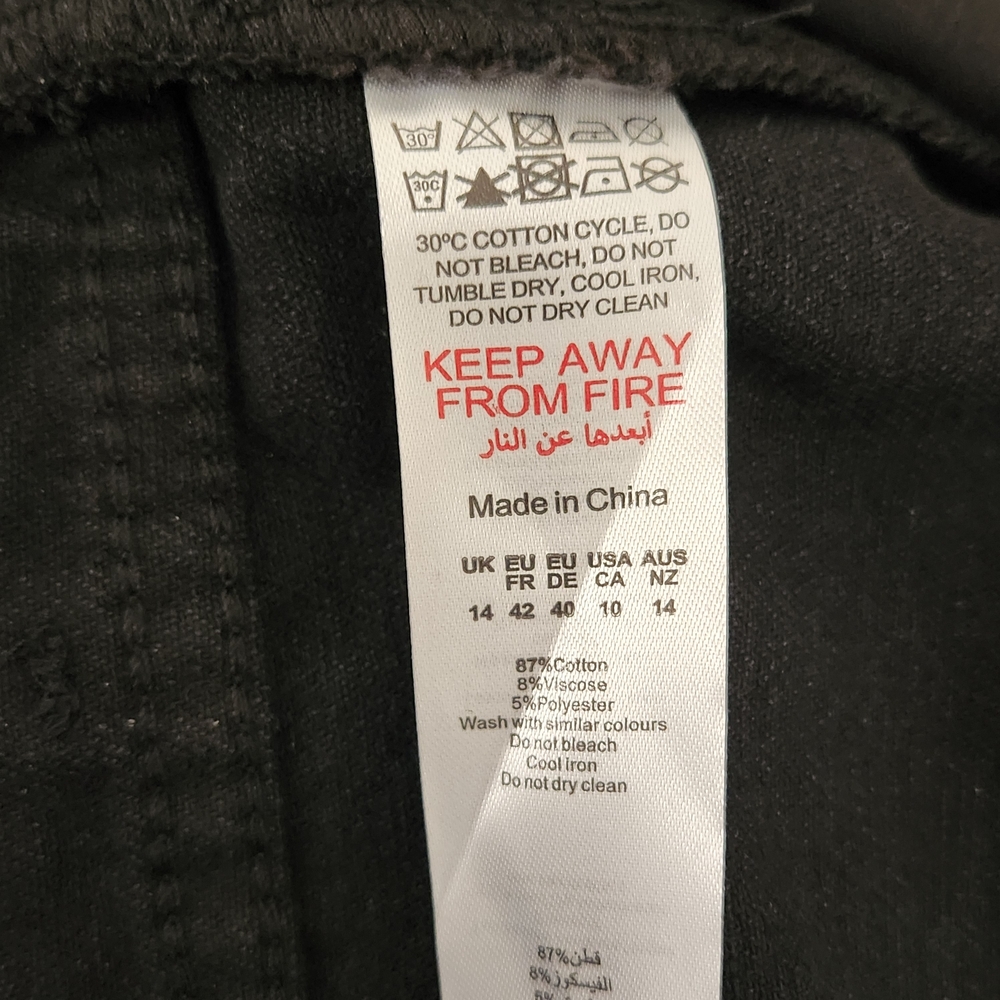 PrettyLittleThing Black Denim Cargo Mini Skirt Size 10 NWT - Picture 8 of 8